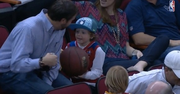 感動バスケ動画 Nba名選手のサインボールを子供にプレゼントしたのは日本球界で活躍したあの 史上最強助っ人 ロケットニュース24
