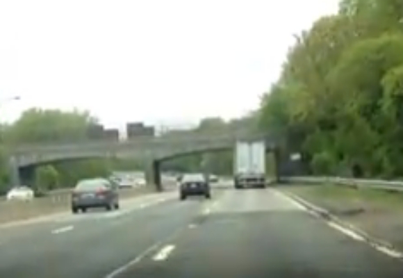 【衝撃映像】車高の高いトラックが無理に石橋の下を通ろうとする → 石橋と接触 → 高速道路上に積み荷が散乱 / ネットの声「教訓が詰まった映像」
