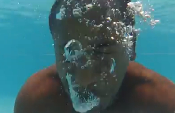 【衝撃動画】水中に響く重低音！ プールに潜って「ヒューマンビートボックス」をするとこうなった
