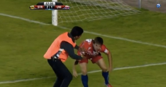 【感動サッカー動画】ピッチに迷い込んだ子犬を助け出した ...