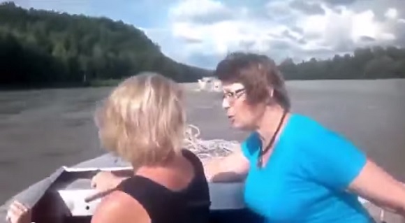 ロシアは川もヤバかった！ ボートとトラックがすれ違うロシアの河川を捉えた動画