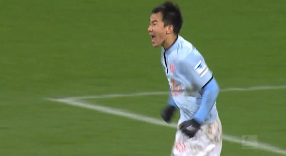 【衝撃サッカー動画】日本代表の点取り屋・岡崎慎司選手はどうスゴいのかが二発でわかるスーパープレイ動画