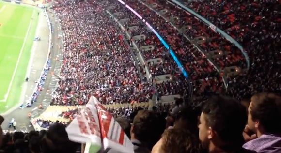 【衝撃動画】これは奇跡！ サッカーの試合でスタジアム最上段から投げた「紙飛行機」がピッチに到達したと話題