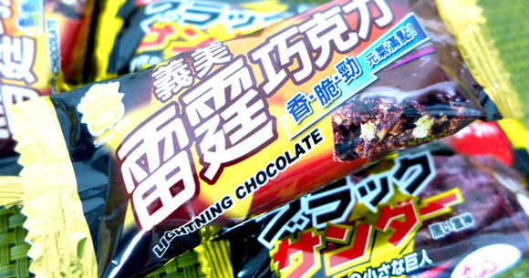 激似 台湾で ブラックサンダー 発見 と思ったらソックリ商品の ライトニングチョコ だったでござる 義美 雷霆巧克力 ロケットニュース24