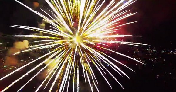 こんな花火見たことある 無人空撮機で花火の内側に迫った映像が星の海みたいで美しい ロケットニュース24