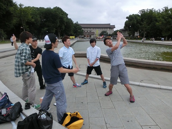 衝撃検証動画 上野公園で ヲタ芸 を練習している若者に1時間みっちり教えてもらったらどれくらい踊れるようになるのかやってみた ロケットニュース24