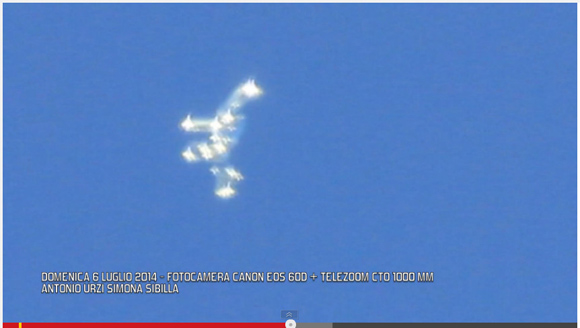 【クッキリUFO】イタリア・ミラノで謎の飛行物体が撮影される / 発光しながら変形する様が不気味すぎる