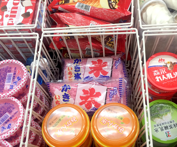 九州 沖縄で常識の袋入りかき氷が関東でも売っていた 牛乳をぶっかけて食べるとやっぱりocですッ ロケットニュース24