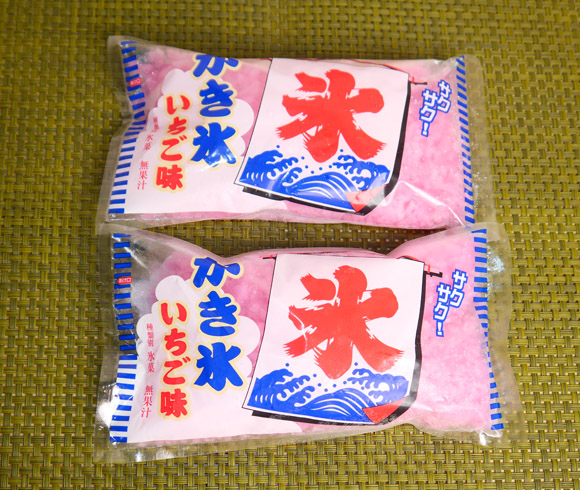 九州・沖縄で常識の袋入りかき氷が関東でも売っていた！ 牛乳をぶっかけて食べるとやっぱりOCですッ!!