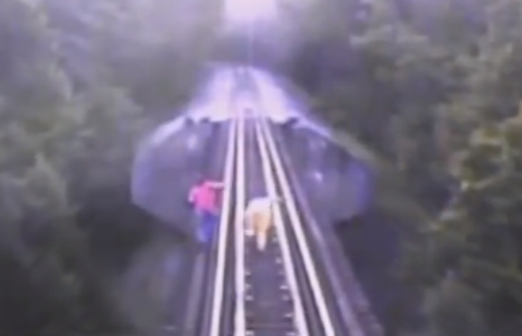 閲覧注意 映画 スタンド バイ ミー のあのシーンが現実に 鉄橋の上を歩く2人の女性に列車が接近 一部始終を収めた動画がスリリングすぎる ロケットニュース24