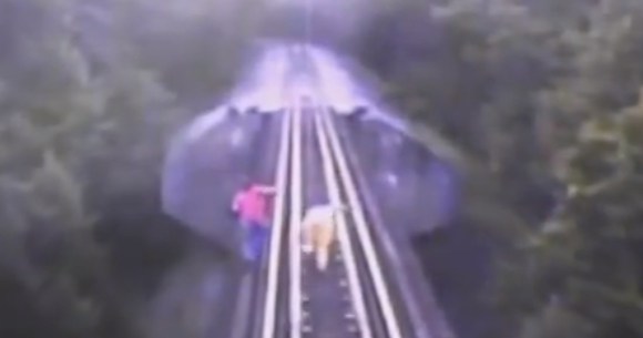 閲覧注意 映画 スタンド バイ ミー のあのシーンが現実に 鉄橋の上を歩く2人の女性に列車が接近 一部始終を収めた動画がスリリングすぎる ロケットニュース24