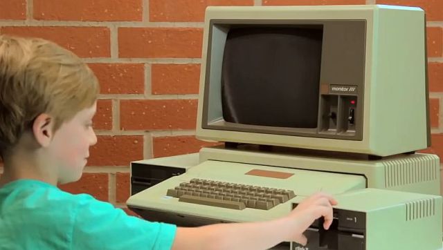 デジタル世代に「約40年前のパソコン」を使わせたらどうなるか!? 呆然とする子供の反応を映した動画がオモシロいぞ!!