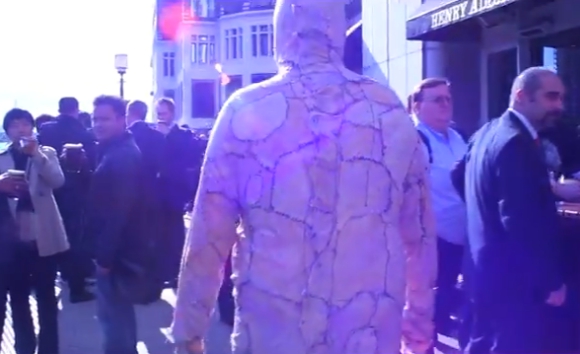 超絶閲覧注意動画 鶏皮をつなぎ合わせたスーツを着てロンドンの街中を歩く男性が色々な意味で恐ろしい ネットの声 悪夢 ロケットニュース24