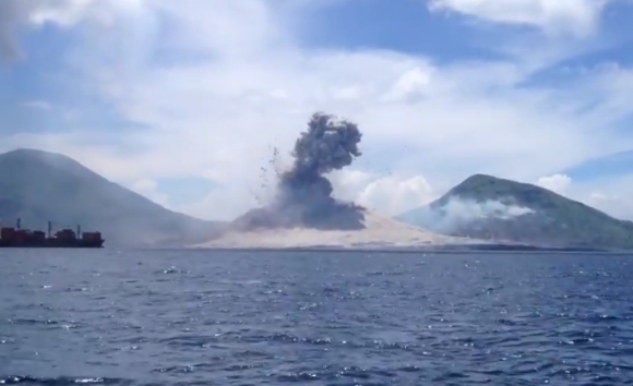 音と衝撃に注意 火山噴火の瞬間映像が話題 観光客が偶然撮影した動画が再生回数800万回オーバー ロケットニュース24