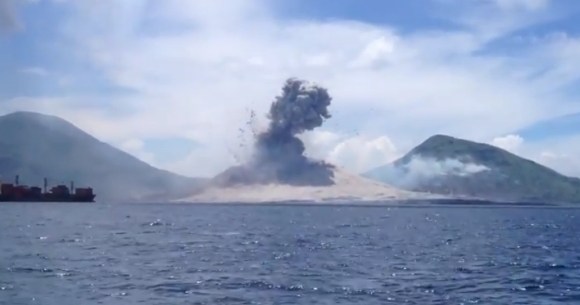 音と衝撃に注意 火山噴火の瞬間映像が話題 観光客が偶然撮影した動画が再生回数800万回オーバー ロケットニュース24