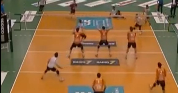 奇跡の珍プレー動画 バレーボールの試合で顔面レシーブ3連発が炸裂 一瞬でトントントーン ロケットニュース24