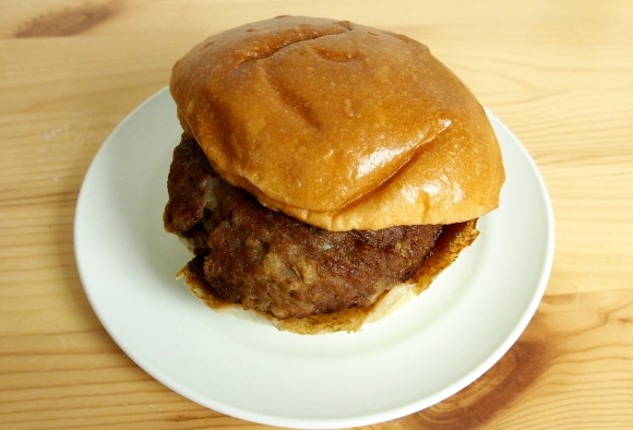 【本日9/29発売】イチゴソースが使われているロッテリアの新ハンバーガー『とちぎ和牛ハンバーグステーキバーガー（とちおとめソース）』を食べてみた