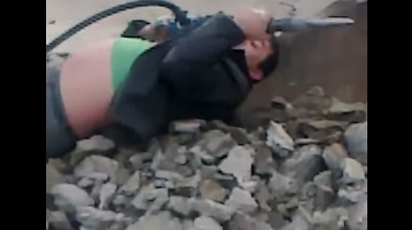 【おもロシア】ロシア人が削岩機を手にするとこうなるっていう動画