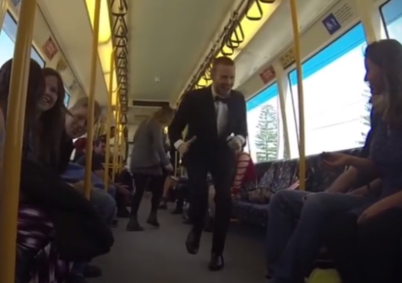 【動画あり】1人でダンスパーティーを始めた男性の結末 / 通勤電車内で男性が踊り出したらこうなった