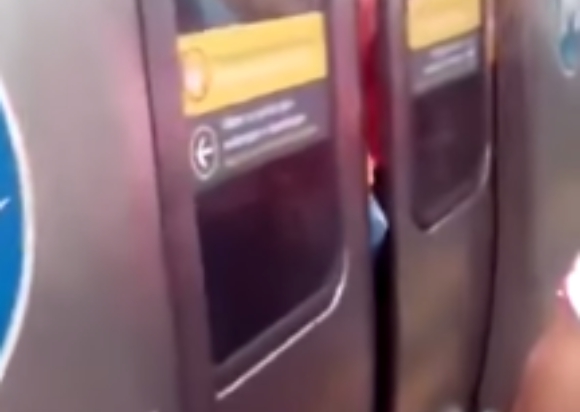 【悲劇動画】戦闘態勢に入っている男性の股間が電車のドアに挟まれた