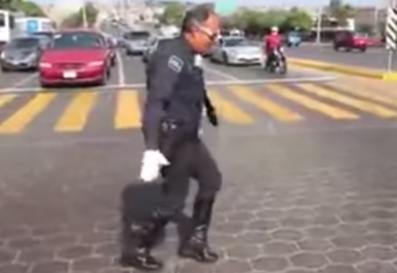 【動画あり】彼こそがメキシコ版DJポリスだ！ マイケル・ジャクソンを彷彿とさせるダンスで交通整理をする警察官が陽気すぎる!!