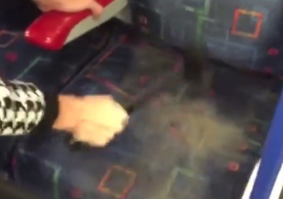 【実験動画】電車の座席をハンマーで叩いたらこうなった / 一見キレイな座席から目を疑うほど大量のホコリが発生！