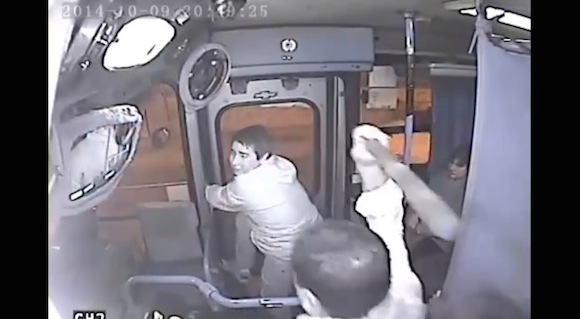 衝撃動画 キラリと光るとっさの判断 強盗を半泣きにさせて撃退したバスの運転手がカッコイイ ロケットニュース24