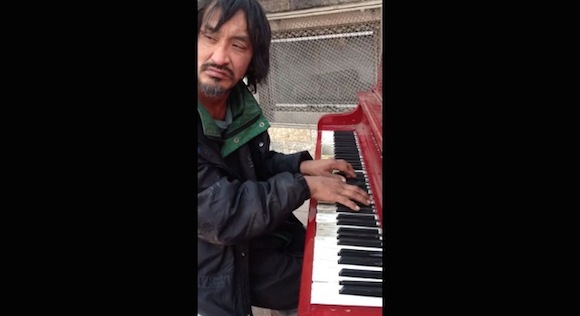動画あり 再生数が0万回を突破 ホームレス男性の奏でるピアノが美しすぎると話題 海外ネットユーザーの声 彼に仕事を ロケットニュース24