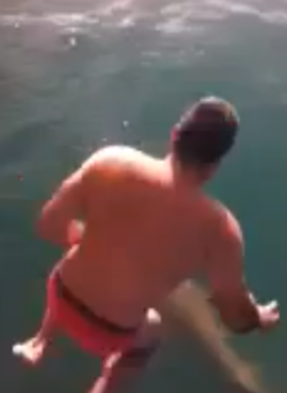 【絶対真似厳禁動画】ボートの上から海にダイブしてサメに体当たりする男性が命知らず過ぎる！