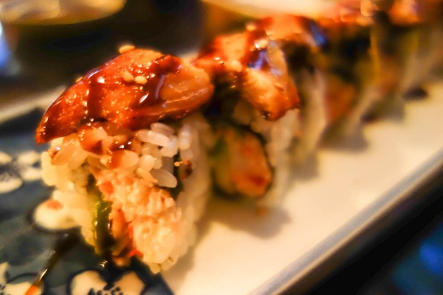 沖縄にある日本一アメリカを感じる寿司屋「ニューポート寿司」酢飯を使わない『サシミロール』は衝撃的なウマさ