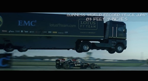【衝撃動画】一歩間違えたら大惨事！ 大型トラックの下に生じたわずかな隙間をF1マシンがくぐり抜けるギネス世界記録が誕生