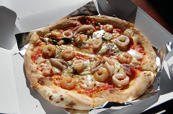 【激安グルメ】1枚380円から本格窯焼きナポリピッツァが食べられる『sempre pizza（センプレピッツァ）』のピザが信じられないほど美味くて驚愕した
