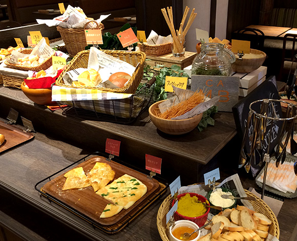 【秘密にしたいグルメ】パクチー食べ放題で注目の新宿中村屋ビル「ランブータン」は実はパン食べ放題が素晴らしい