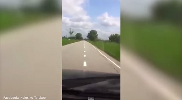 【ヤバい】ハンパなく難易度の高いロシアの田舎道が激撮される