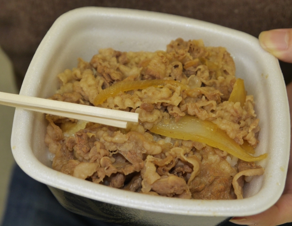 【衝撃真実】吉野家の牛丼を本日12月17日15時以降に食べると味がやや塩辛くなる