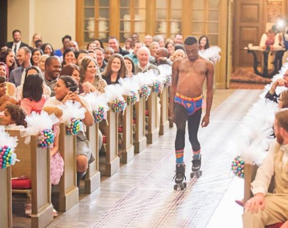 ウェディング 変態 アメリカの結婚式で行われたサプライズがサプライズ過ぎる 半裸にタイツの男がローラースケートで登場 ロケットニュース24