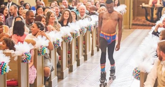 ウェディング 変態 アメリカの結婚式で行われたサプライズがサプライズ過ぎる 半裸にタイツの男がローラースケートで登場 ロケットニュース24