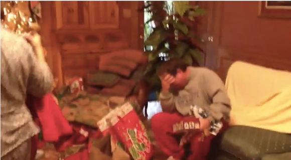 男泣き動画 クリスマスプレゼントを受けとったお父さんが思わずボロ泣き さてその理由とは ロケットニュース24