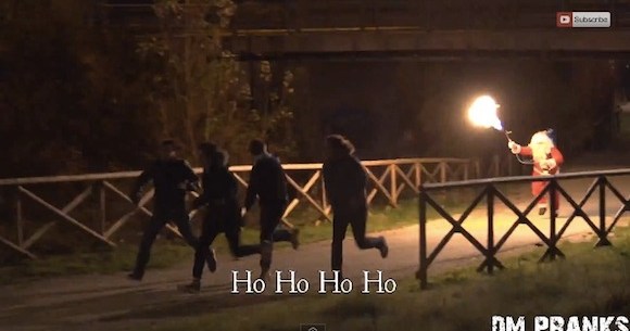 閲覧注意 マジでシャレにならない ブラックサンタが次々と人を襲うドッキリ動画が怖すぎる ロケットニュース24