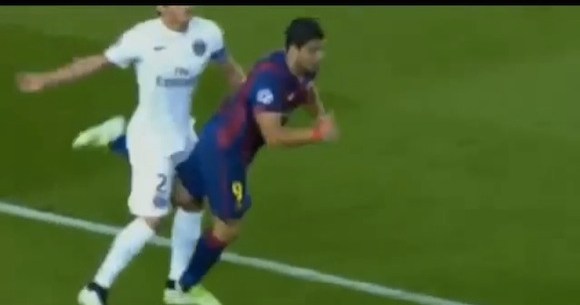 衝撃サッカー動画 噛みつき行為で処分を受けていたあの選手がまたしても悪事 逆サマーソルトキックで相手の股間を蹴り上げる ロケットニュース24