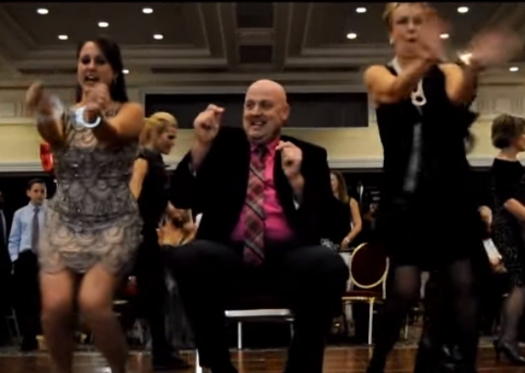 【動画あり】勤務中にテイラー・スウィフトの『Shake it Off』を口パクで歌っていた警察官がダンスパーティーに登場！ 踊る姿はやっぱりお茶目