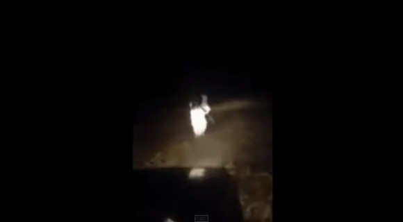【恐怖映像】まさか幽霊か!? 夜道を走る車を奇妙な動きで追いかける “白い人影” が激撮される