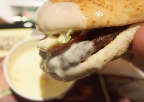 バーガーキングの『ビーフフォンデュ』を食べてみた / ハンバーガーを「フォンデュソース」に浮かべたくなるほど相性バッチリ