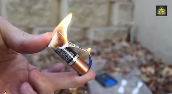 【知っ得】電池とガムの包装紙だけで簡単に火を起こすことのできる方法