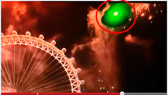 【鮮明UFO】英国・ロンドンのカウントダウンイベントに突如あらわれた緑色の発光体！ あまりにも不自然な出現に思わず笑った