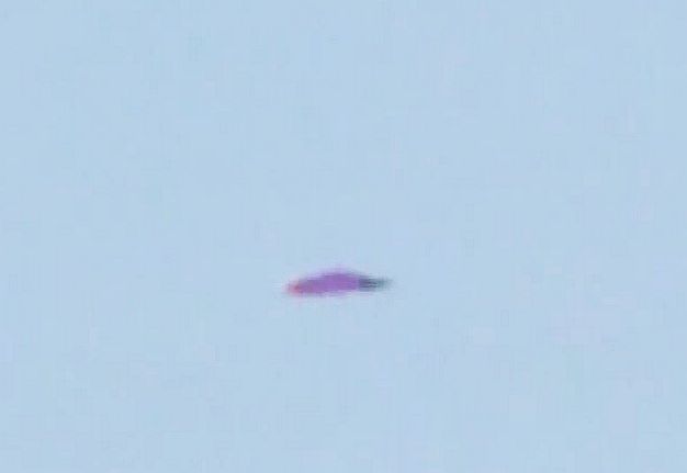 【衝撃UFO動画】南米ペルーにUFO出現か!? テレビ番組撮影中に「紫色の未確認飛行物体の映像」がキャッチされたぞ!!