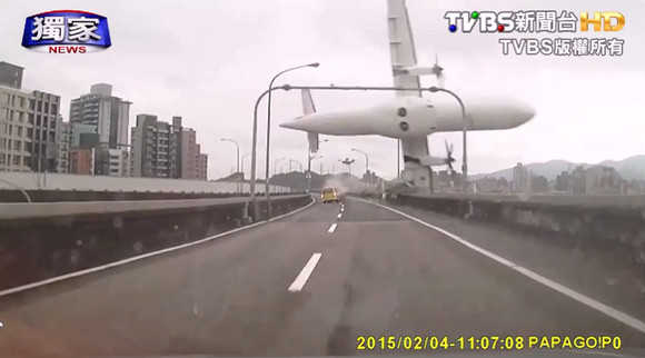 【台湾】復興航空（トランスアジア）で墜落事故 その一部始終が車載カメラに収められる / 事故機は2014年墜落事故の機体と同型か