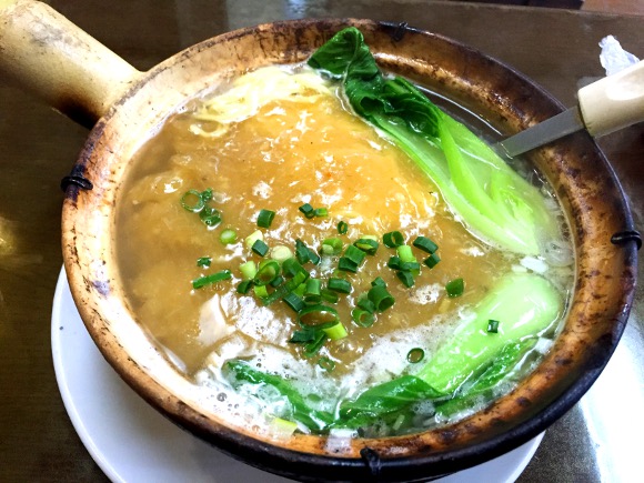 最後の一滴まで飲み干せ！ 上海蟹の旨味が凝縮された「土鍋煮込麺」のスープが優雅で高貴でお上品!! 東京・根津『海上海』