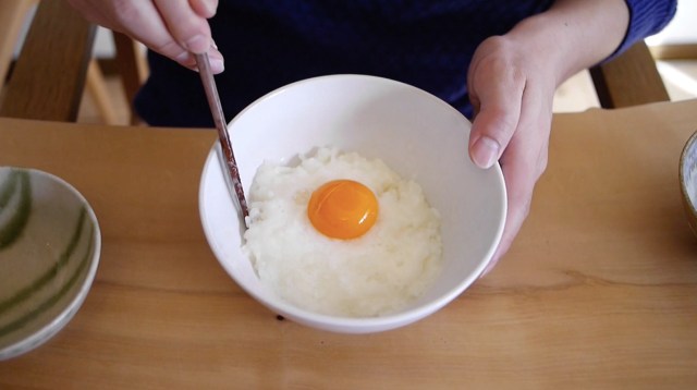 【超簡単】100倍ウマい「究極の卵かけご飯」の作り方 / 今までの食べ方は何だったのか（涙）
