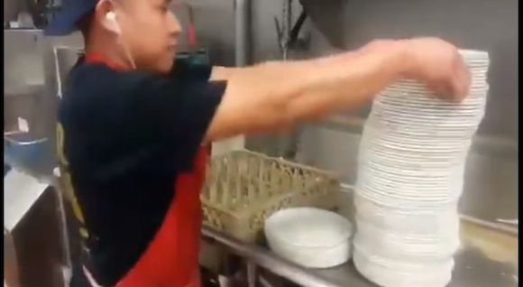 【爆速動画】これぞプロの仕事！ 目にもとまらぬ速さで「常人離れした皿洗い」をする男